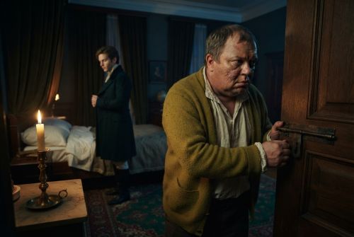 Спицын тревожно проверяет ненадёжный замок перед сном