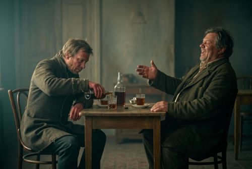 Иван Матвеевич пьет ром с Тарантьевым