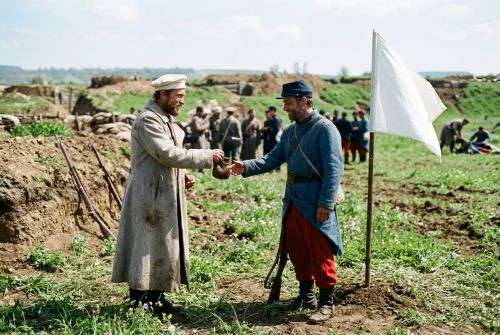 Русский и французский солдаты встречаются в долине под белым флагом.