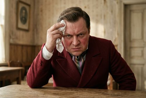 Чичиков отирает пот, едва сдерживая гнев