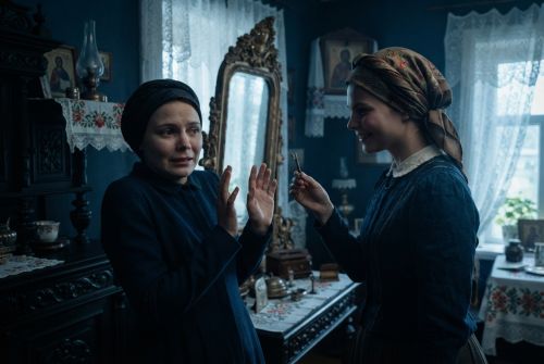 Варвара передаёт Катерине ключ от садовой калитки